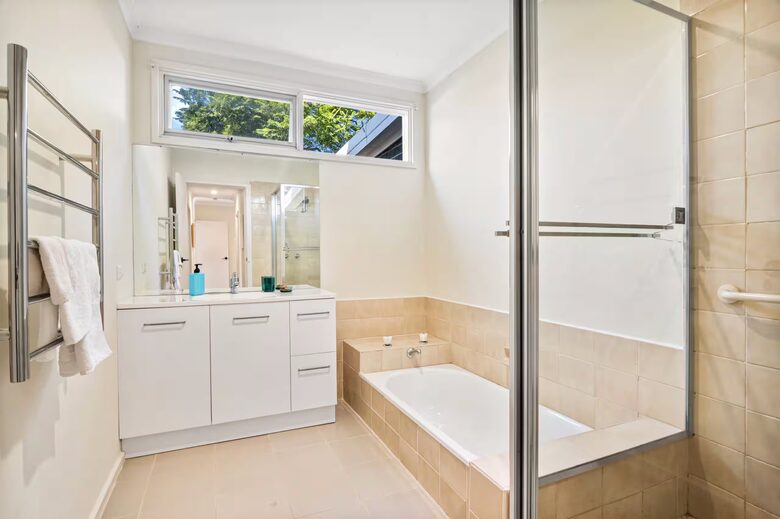 Beaumaris Bayside Home with Fenced Garden and Fireplace - Beaumaris, Australia