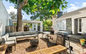 Beaumaris Bayside Home with Fenced Garden and Fireplace - Beaumaris, Australia