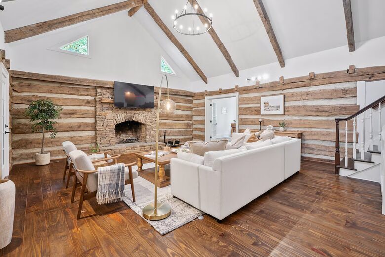 Private 35-Acre Farmhouse Retreat in North Georgia - Hoschton, Georgia