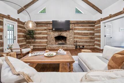 Private 35-Acre Farmhouse Retreat in North Georgia - Hoschton, Georgia
