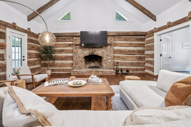 Private 35-Acre Farmhouse Retreat in North Georgia - Hoschton, Georgia