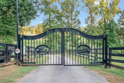 Private 35-Acre Farmhouse Retreat in North Georgia - Hoschton, Georgia