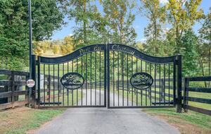 Private 35-Acre Farmhouse Retreat in North Georgia - Hoschton, Georgia