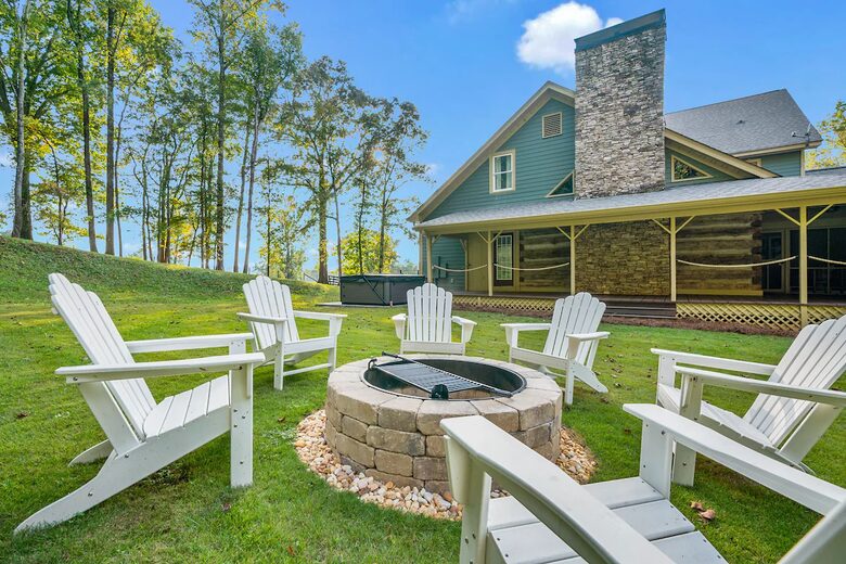 Private 35-Acre Farmhouse Retreat in North Georgia - Hoschton, Georgia
