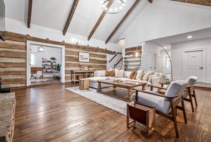 Private 35-Acre Farmhouse Retreat in North Georgia - Hoschton, Georgia