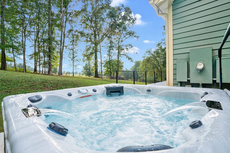 Private 35-Acre Farmhouse Retreat in North Georgia - Hoschton, Georgia