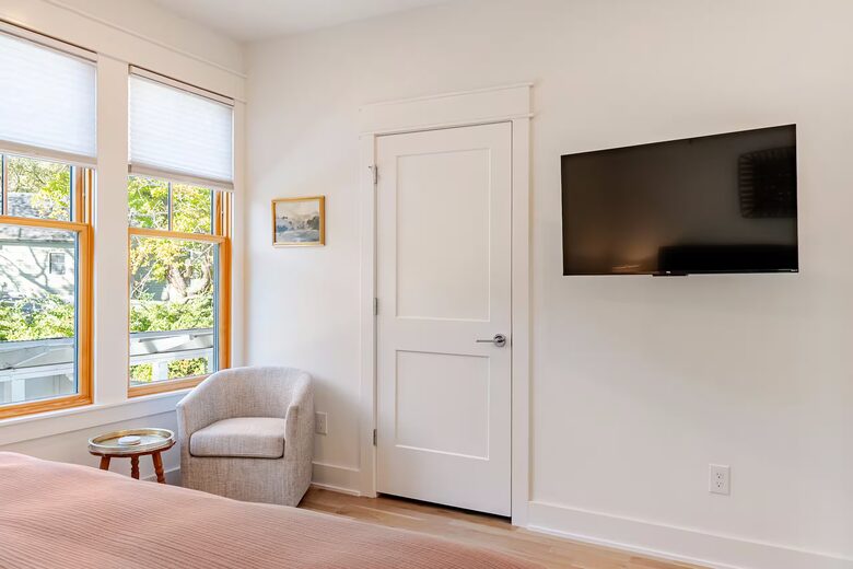 Downtown Fayetteville Cottage with Designer Finishes - Fayetteville, Arkansas
