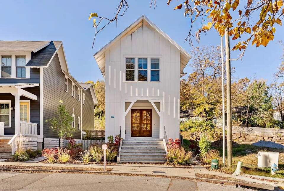 Downtown Fayetteville Cottage with Designer Finishes - Fayetteville, Arkansas