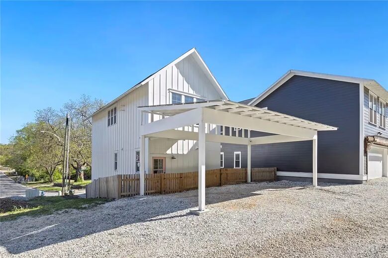 Downtown Fayetteville Cottage with Designer Finishes - Fayetteville, Arkansas