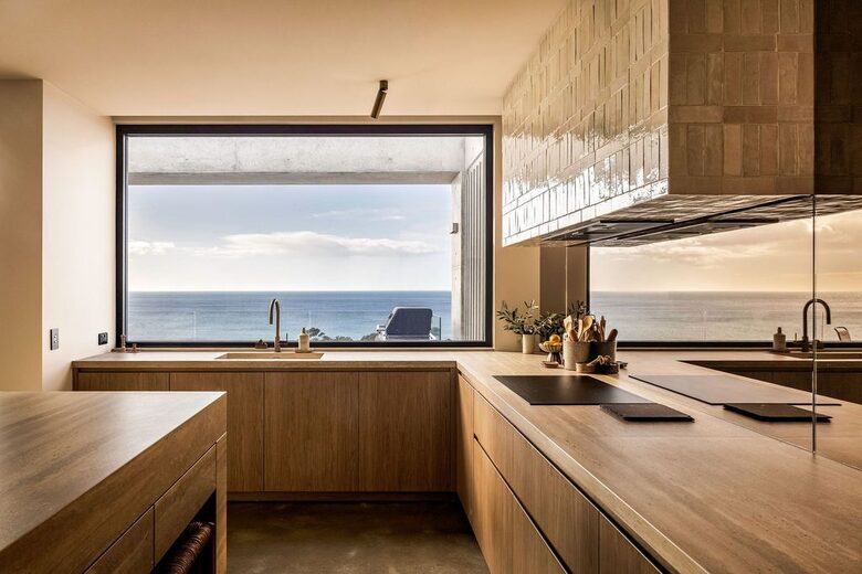 Contemporary Coastal Escape Above Eagle Bay - Eagle Bay, Australia