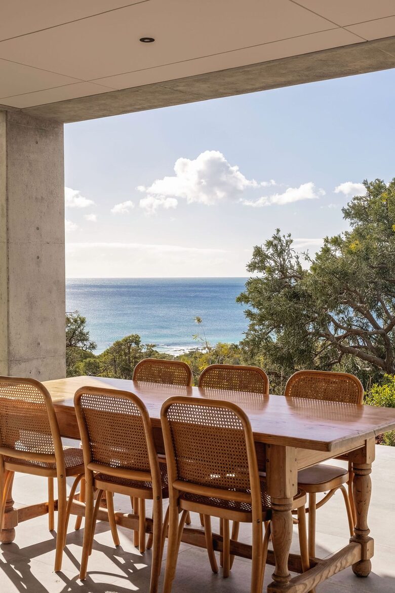 Contemporary Coastal Escape Above Eagle Bay - Eagle Bay, Australia