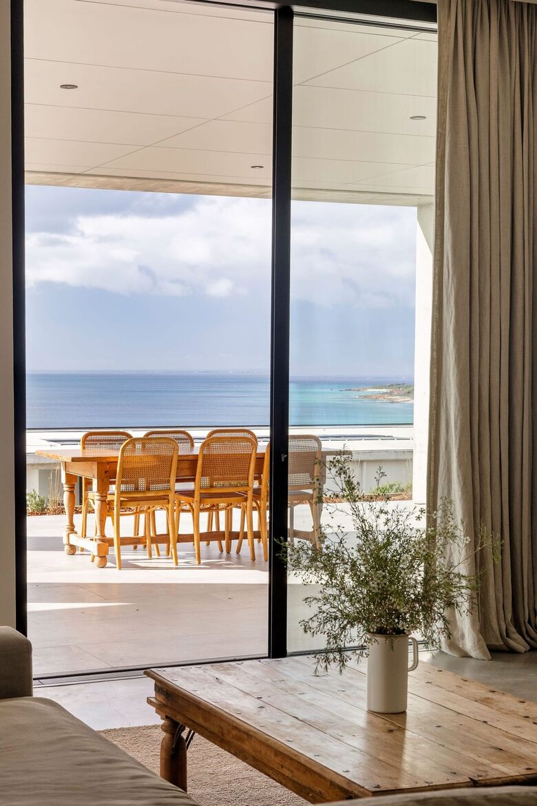 Contemporary Coastal Escape Above Eagle Bay - Eagle Bay, Australia