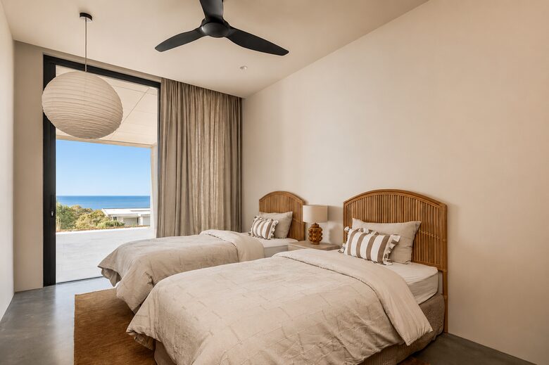 Contemporary Coastal Escape Above Eagle Bay - Eagle Bay, Australia