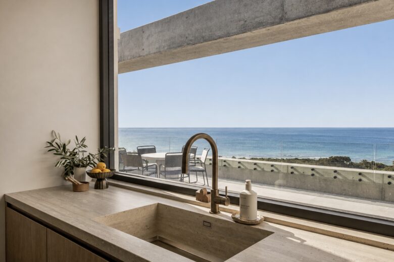 Contemporary Coastal Escape Above Eagle Bay - Eagle Bay, Australia