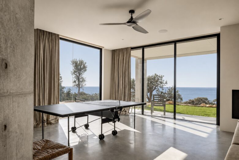 Contemporary Coastal Escape Above Eagle Bay - Eagle Bay, Australia