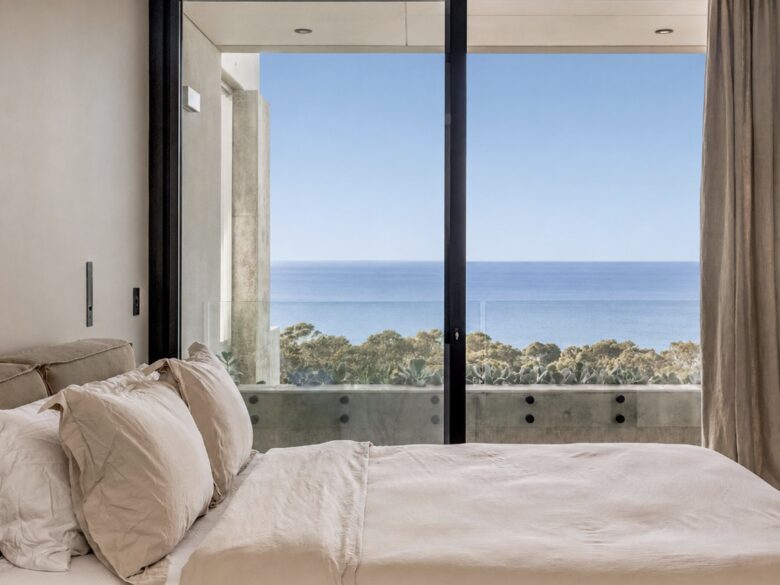 Contemporary Coastal Escape Above Eagle Bay - Eagle Bay, Australia
