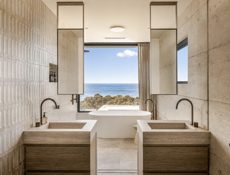 Contemporary Coastal Escape Above Eagle Bay - Eagle Bay, Australia