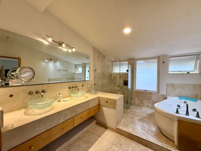 Ocean-View Villa in Punta Pelícanos - Cruz de Huanacaxtle, Mexico