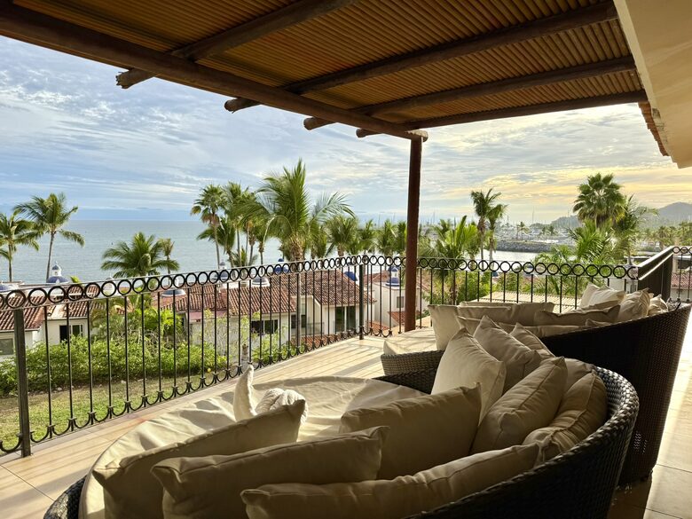 Ocean-View Villa in Punta Pelícanos - Cruz de Huanacaxtle, Mexico