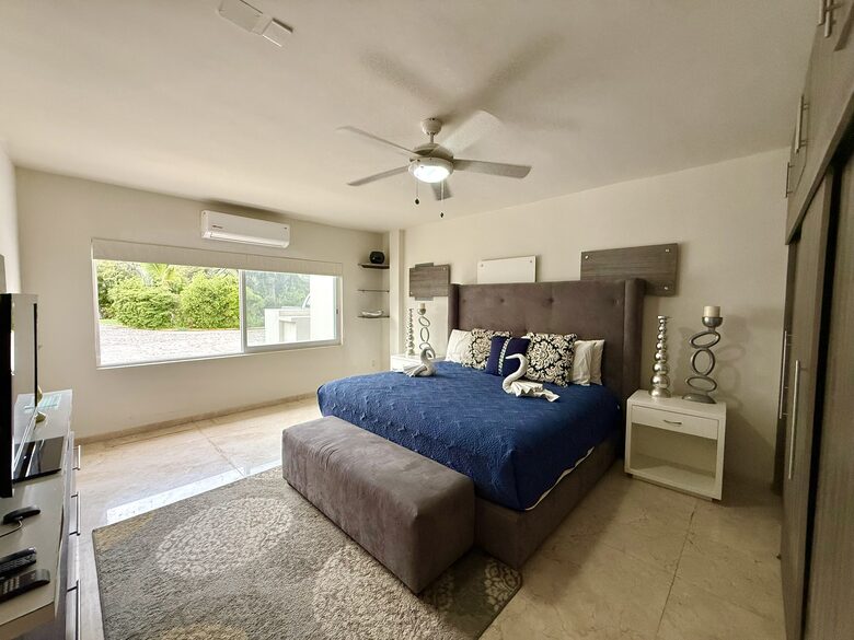 Ocean-View Villa in Punta Pelícanos - Cruz de Huanacaxtle, Mexico