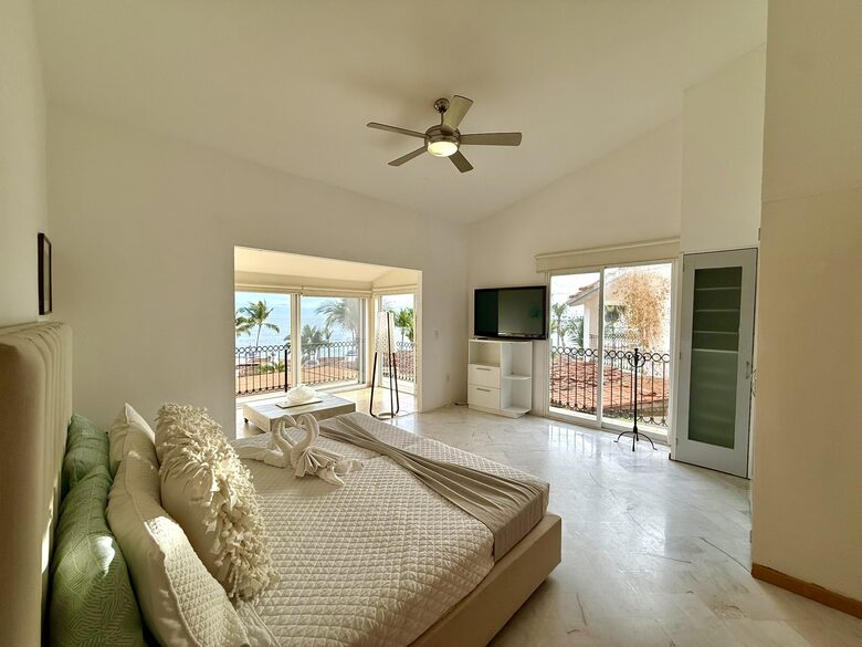 Ocean-View Villa in Punta Pelícanos - Cruz de Huanacaxtle, Mexico