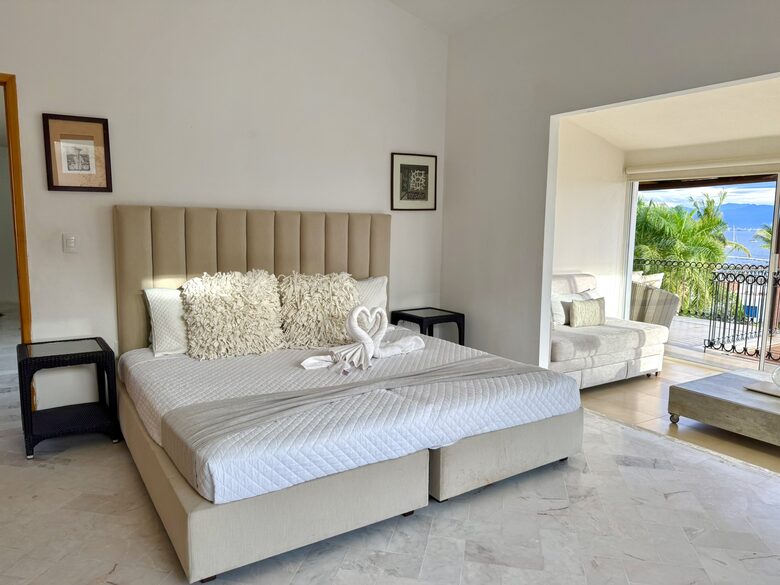 Ocean-View Villa in Punta Pelícanos - Cruz de Huanacaxtle, Mexico