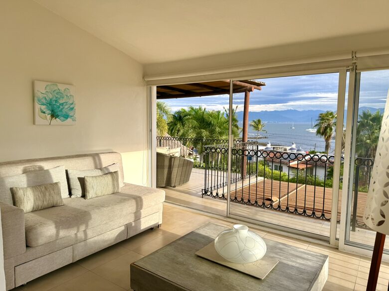 Ocean-View Villa in Punta Pelícanos - Cruz de Huanacaxtle, Mexico