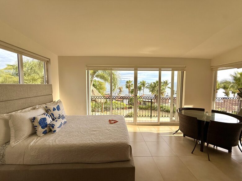 Ocean-View Villa in Punta Pelícanos - Cruz de Huanacaxtle, Mexico