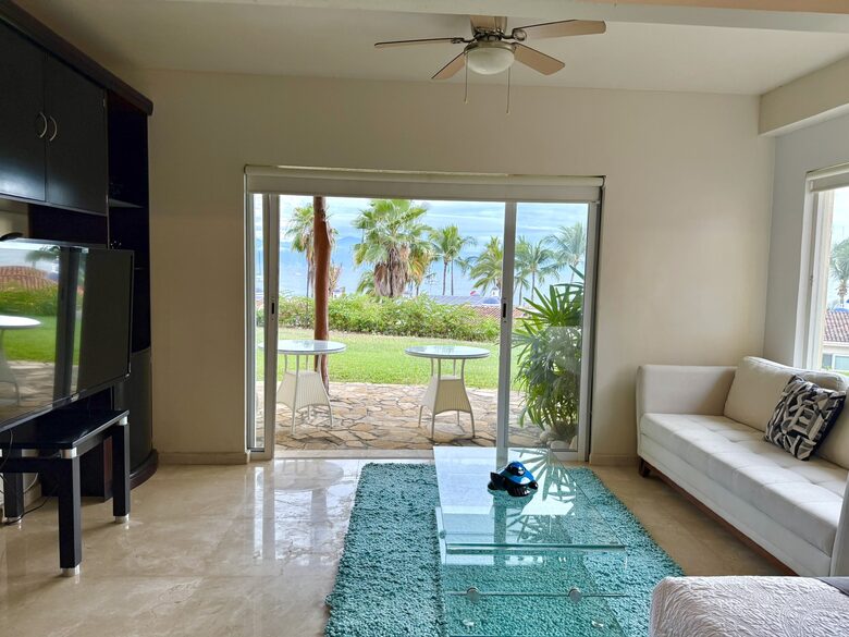 Ocean-View Villa in Punta Pelícanos - Cruz de Huanacaxtle, Mexico