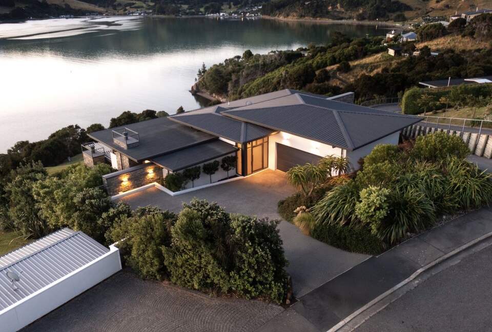 Luxury Robinsons Bay Retreat with Panoramic Harbour Views - Robinsons Bay, New Zealand