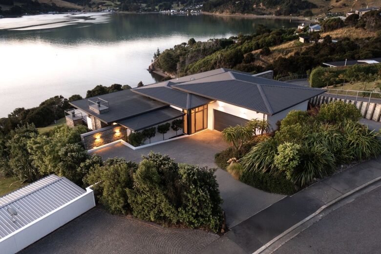 Luxury Robinsons Bay Retreat with Panoramic Harbour Views - Robinsons Bay, New Zealand
