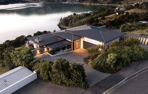 Luxury Robinsons Bay Retreat with Panoramic Harbour Views - Robinsons Bay, New Zealand