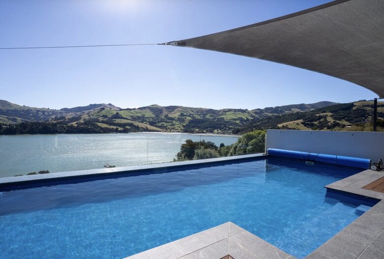 Luxury Robinsons Bay Retreat with Panoramic Harbour Views - Robinsons Bay, New Zealand