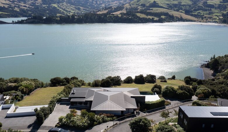 Luxury Robinsons Bay Retreat with Panoramic Harbour Views - Robinsons Bay, New Zealand