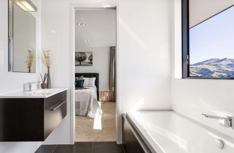 Luxury Robinsons Bay Retreat with Panoramic Harbour Views - Robinsons Bay, New Zealand