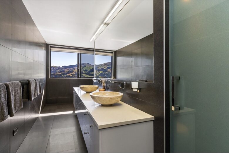 Luxury Robinsons Bay Retreat with Panoramic Harbour Views - Robinsons Bay, New Zealand
