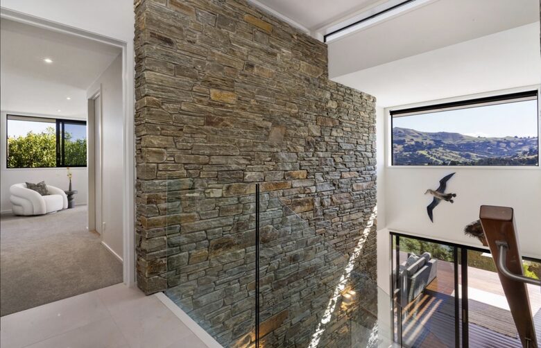 Luxury Robinsons Bay Retreat with Panoramic Harbour Views - Robinsons Bay, New Zealand