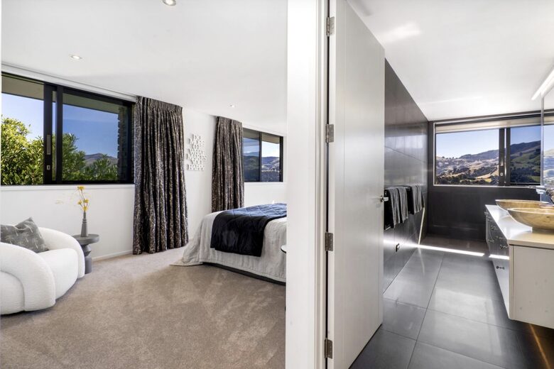 Luxury Robinsons Bay Retreat with Panoramic Harbour Views - Robinsons Bay, New Zealand