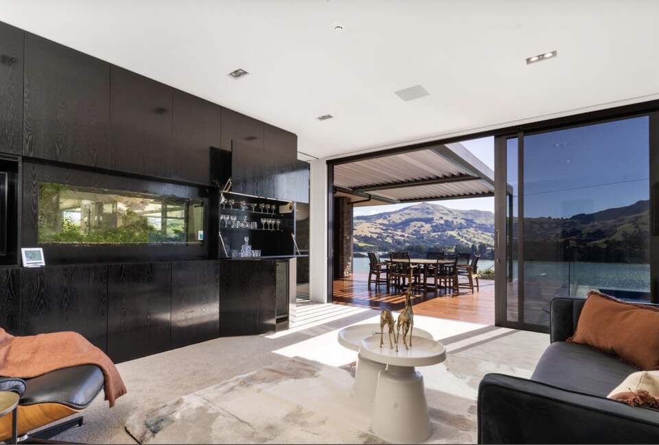 Luxury Robinsons Bay Retreat with Panoramic Harbour Views - Robinsons Bay, New Zealand
