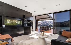 Luxury Robinsons Bay Retreat with Panoramic Harbour Views - Robinsons Bay, New Zealand