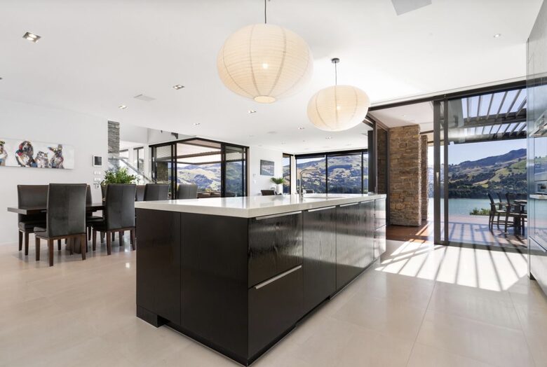 Luxury Robinsons Bay Retreat with Panoramic Harbour Views - Robinsons Bay, New Zealand