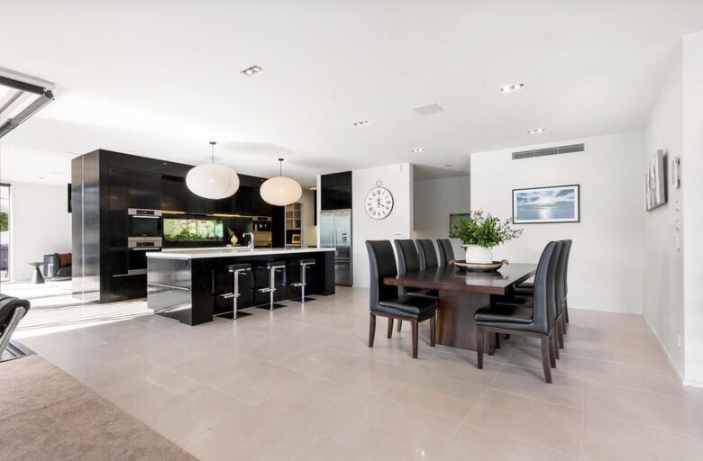 Luxury Robinsons Bay Retreat with Panoramic Harbour Views - Robinsons Bay, New Zealand