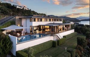 Luxury Robinsons Bay Retreat with Panoramic Harbour Views - Robinsons Bay, New Zealand