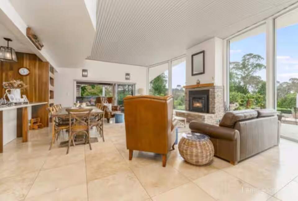 Armidale Country Retreat with Gardens and Rural Views - Armidale, Australia