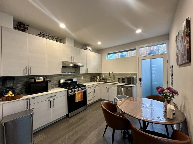 Family-Friendly Townhome Minutes from Alki Beach - Seattle, Washington