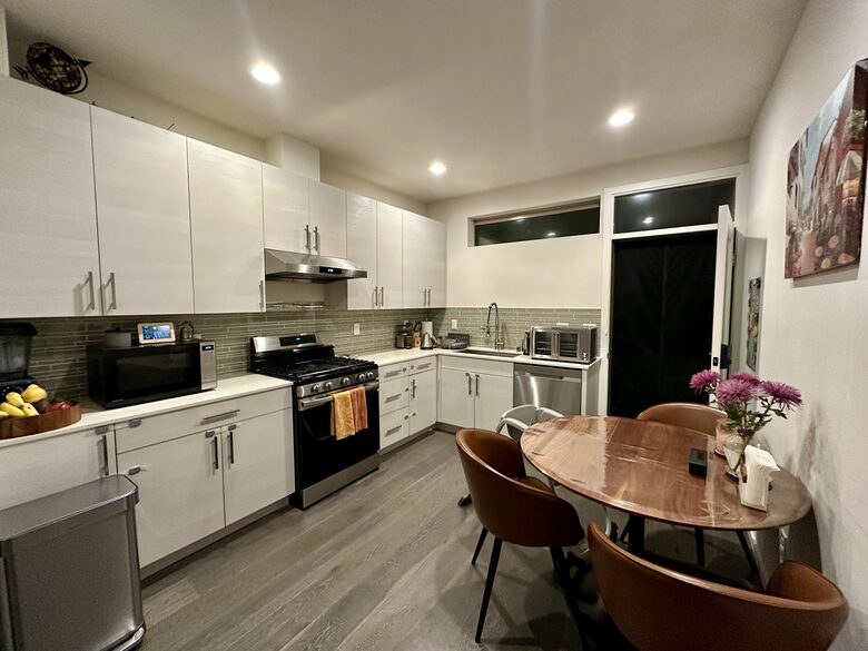 Family-Friendly Townhome Minutes from Alki Beach - Seattle, Washington