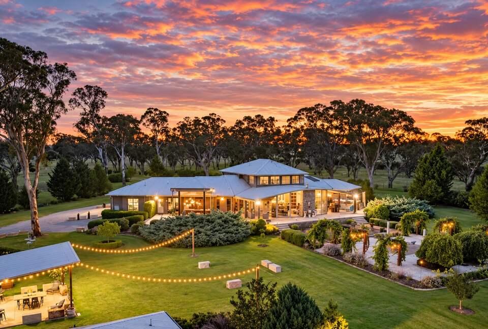 Armidale Country Retreat with Gardens and Rural Views - Armidale, Australia