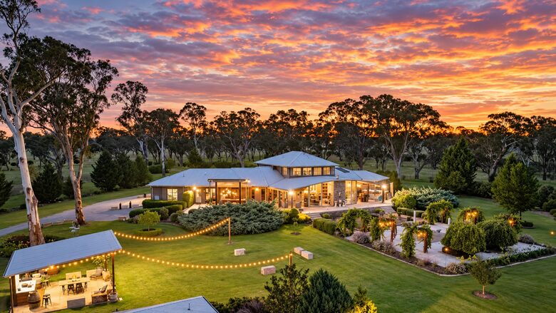 Armidale Country Retreat with Gardens and Rural Views - Armidale, Australia
