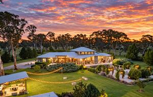 Armidale Country Retreat with Gardens and Rural Views - Armidale, Australia