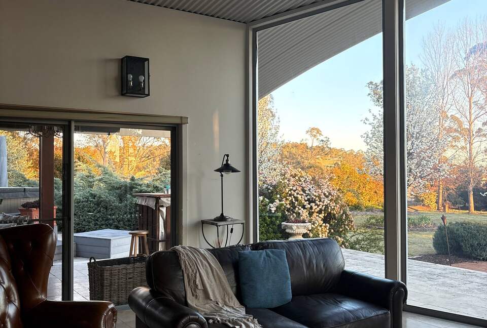 Armidale Country Retreat with Gardens and Rural Views - Armidale, Australia